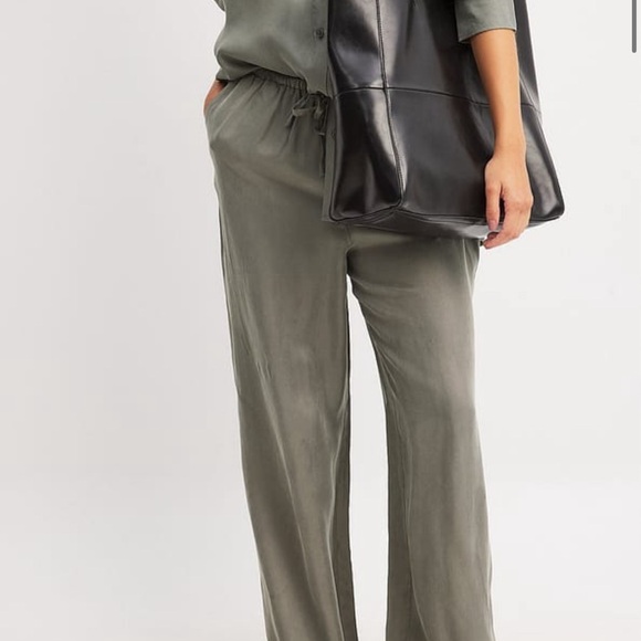 NA-KD Cupro Blend Elastic Waist Pants - Picture 2 of 5